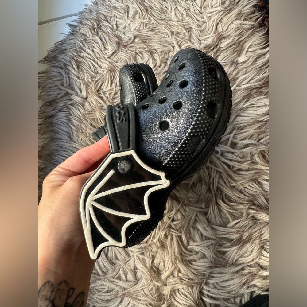 🦇 Toddler Bat Wing Black Crocs - Picture 2 of 12